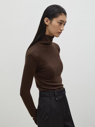 Tencel wool turtleneck top_BROWN - emkm - Modalova