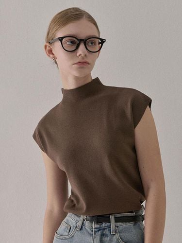 HALF TURTLE NECK CAP SLEEVE KNIT BROWN - camino - Modalova