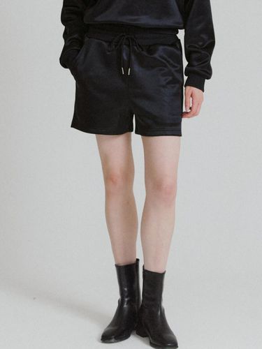 Shining Shorts [Black] - BRILLE MONTHS - Modalova