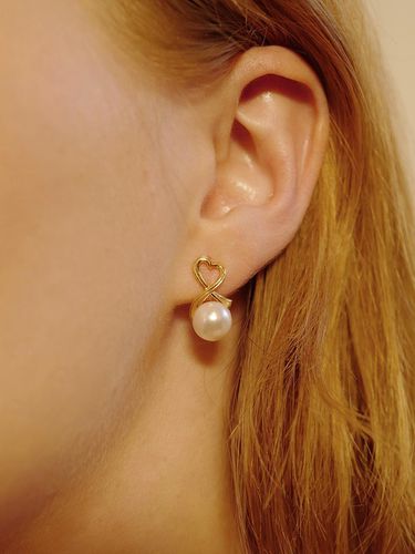 Pearl heart ribbon earring - fiore - Modalova