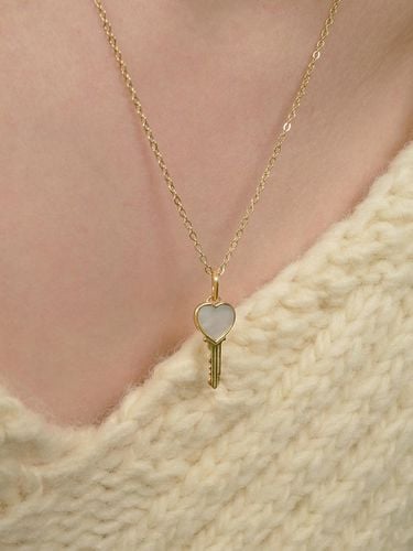 Stone heart key necklace (gold) - fiore - Modalova