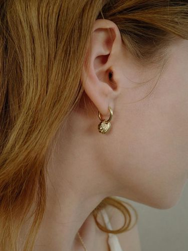 Shell ring earring - fiore - Modalova