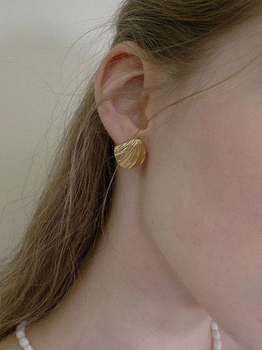 Pleats shell earring - fiore - Modalova