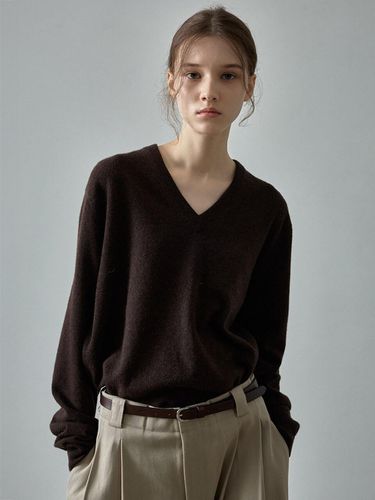 Essential V-neck Knit - Dark Brown - FACADE PATTERN - Modalova