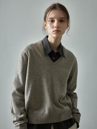 Essential V-neck Knit - Ash Grey - FACADE PATTERN - Modalova