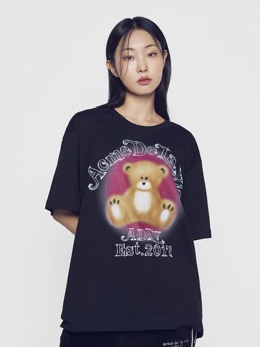 BLUR SKETCH BEAR SHORT SLEEVE T-SHIRT - acme de la vie - Modalova