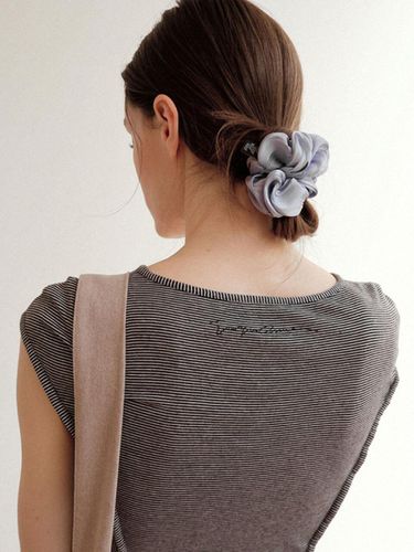 Wave Pearl Satin Scrunchie_Sky Blue - voor - Modalova