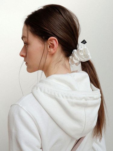 Basic Silky Scrunchie_White - voor - Modalova