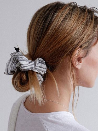 Stripe Scrunchie_Black&White - voor - Modalova