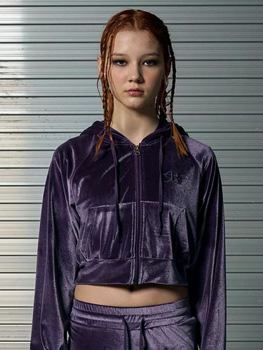 SHINING VELVET ZIP UP CROP HOOD JACKET [PURPLE] - runningHIGH - Modalova