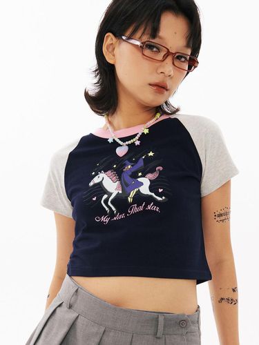 WITCH Raglan Crop T-shirt [Navy] - WONDER VISITOR - Modalova