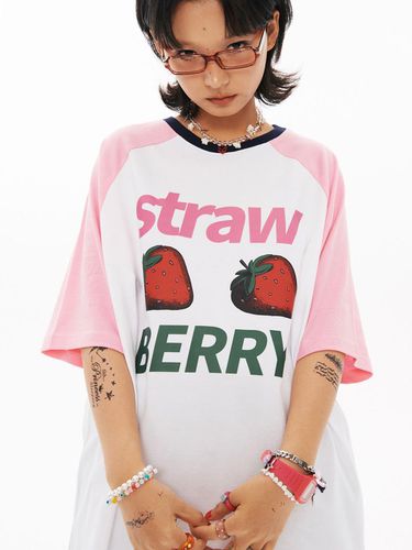 Strawberry Overfit Raglan T-shirt [] - WONDER VISITOR - Modalova