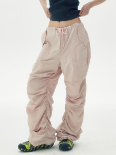 SHIRRING NYLON PARACHUTE PANTS [] - runningHIGH - Modalova