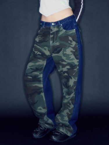 CAMOUFLAGE PANEL DENIM PANTS [BLUE] - runningHIGH - Modalova