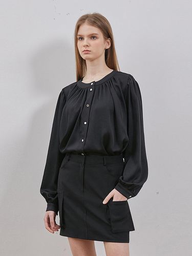 SHIRRING ROUND BLOUSE BLACK - RYUL + WAI: - Modalova