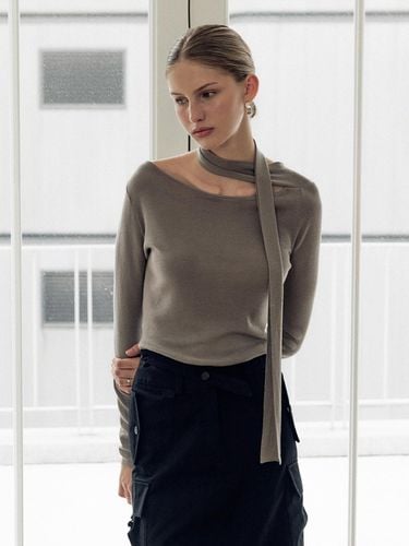 Unbalance tie neck knit (2color) - HUNCH - Modalova