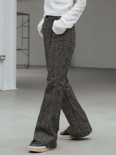 Embossed texture Coated Bootcut Pants_Khaki - HIGHSCHOOLDISCO - Modalova