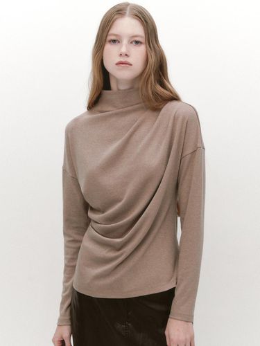 Draped Mock Neck T-blouse BEIGE - GRAYDATION - Modalova