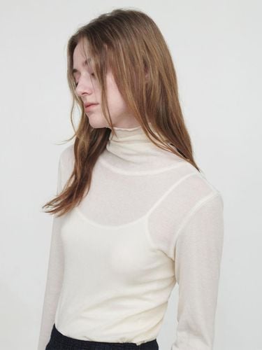 Back Slit Turtleneck T-Shirt - 3 Colors - LOEUVRE - Modalova