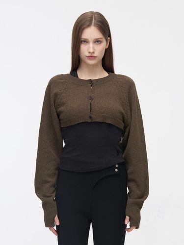 SIGNATURE BUTTON CLOSING BOLERO KNIT TOP - BROWN - YUSE - Modalova