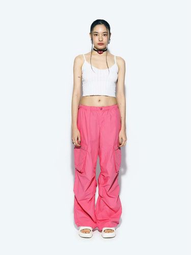 PARACHUTE CARGO PANTS PINK - asif_CALIE - Modalova