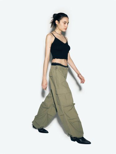 PARACHUTE CARGO PANTS KHAKI - asif_CALIE - Modalova