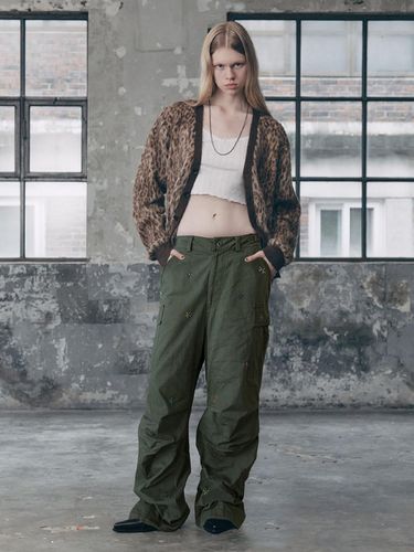 FLOWER MILITARY CARGO PANTS KHAKI - asif_CALIE - Modalova