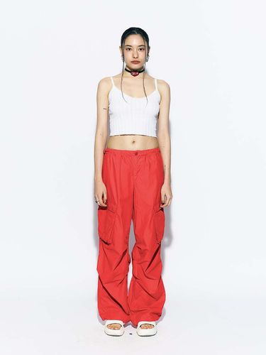 PARACHUTE CARGO PANTS RED - asif_CALIE - Modalova