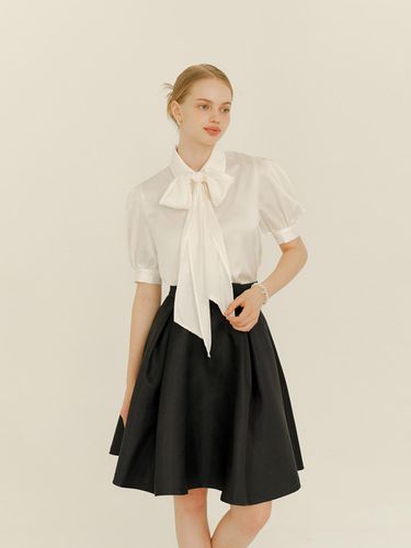 Ribbon-tie Blouse(SS) / Ivory(2color) - LE ROMAN - Modalova