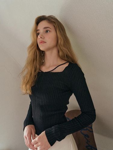 Squre slick knit top (Black) - RAPHAEL - Modalova