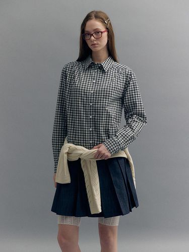 SHIRRING COLLAR BLOUSE (navy check) - MOAT - Modalova