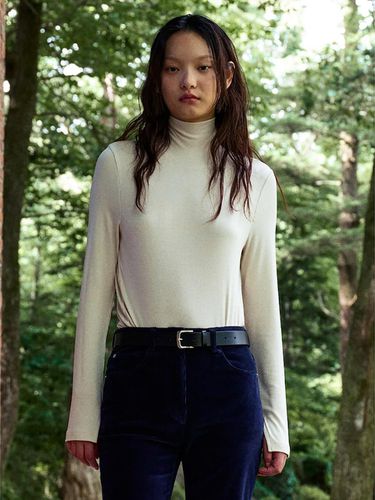 Essential Color Turtleneck T-shirt - kuho plus - Modalova