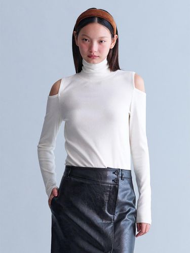 Cut-out Point High Neck Top - kuho plus - Modalova