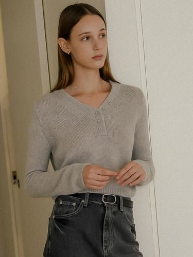 Feminine V-neck cropped knitwear_Gray - KNOWN BETTER - Modalova