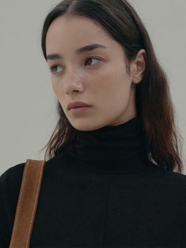 Line Turtleneck T-shirt (black) - OWN FEATURE COLOUR.OFC - Modalova