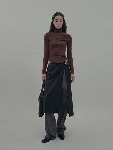 Line Turtleneck T-shirt (brown) - OWN FEATURE COLOUR.OFC - Modalova