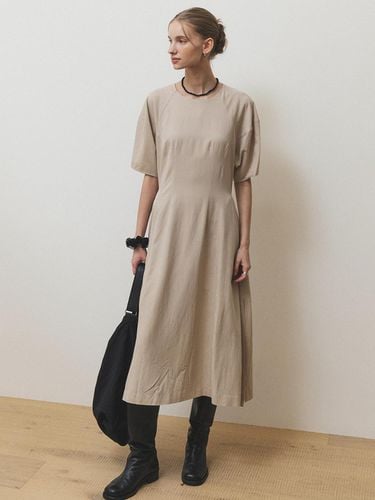 Side pleated volume dress_Beige - AUBARD - Modalova