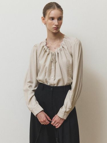 Strap gathered blouse_Beige - AUBARD - Modalova