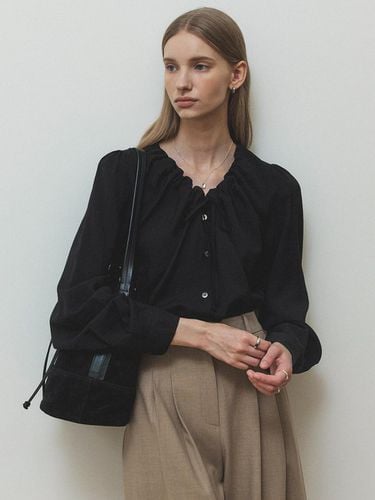 Strap gathered blouse_Black - AUBARD - Modalova