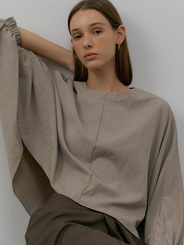 Oversized stingray-shaped short banded blouse - L’oiE - Modalova