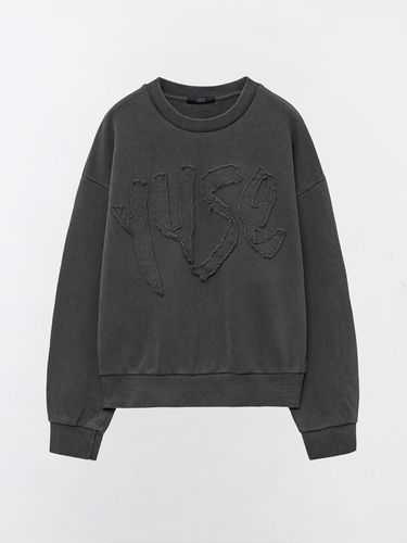 PIGMENT WASHING LOGO PATCH SWEAT SHIRT TOP - CHARC - YUSE - Modalova