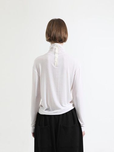 HIGH NECK BUTTON T-SHIRT #WHITE - AMU - Modalova