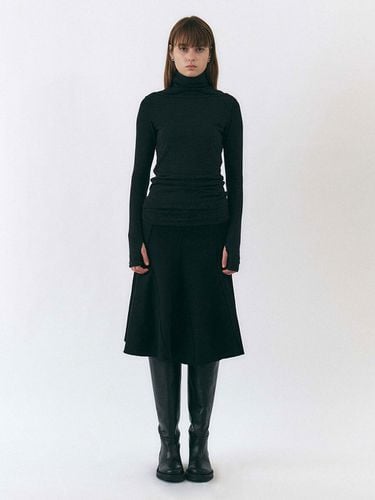 Avant Cutting Skirt (Black) - YUNSE - Modalova