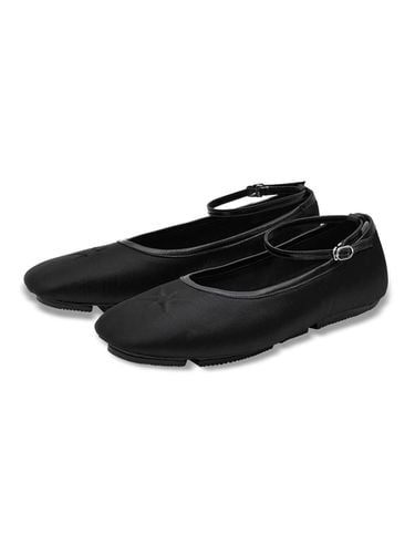 Hatch Flat Shoes (Black) - YUNSE - Modalova