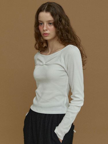 OFF SHOULDER SHIRRING T-SHIRT - chat de lama - Modalova