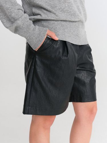 Leather Pleated Shorts - Black - MAGJAY - Modalova