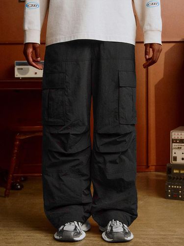 Padded Nylon Parachute Cargo Pants () - DTHIRTYONE - Modalova