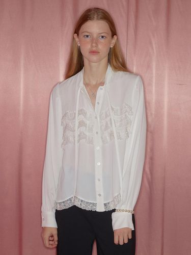 Wave Frilled Blouse_White - DEW E DEW E - Modalova