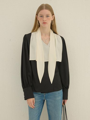 Scarf Blouse_Black - DEW E DEW E - Modalova