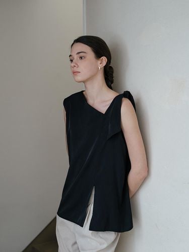 Black Asymmetric Blouse - YOUNESS - Modalova